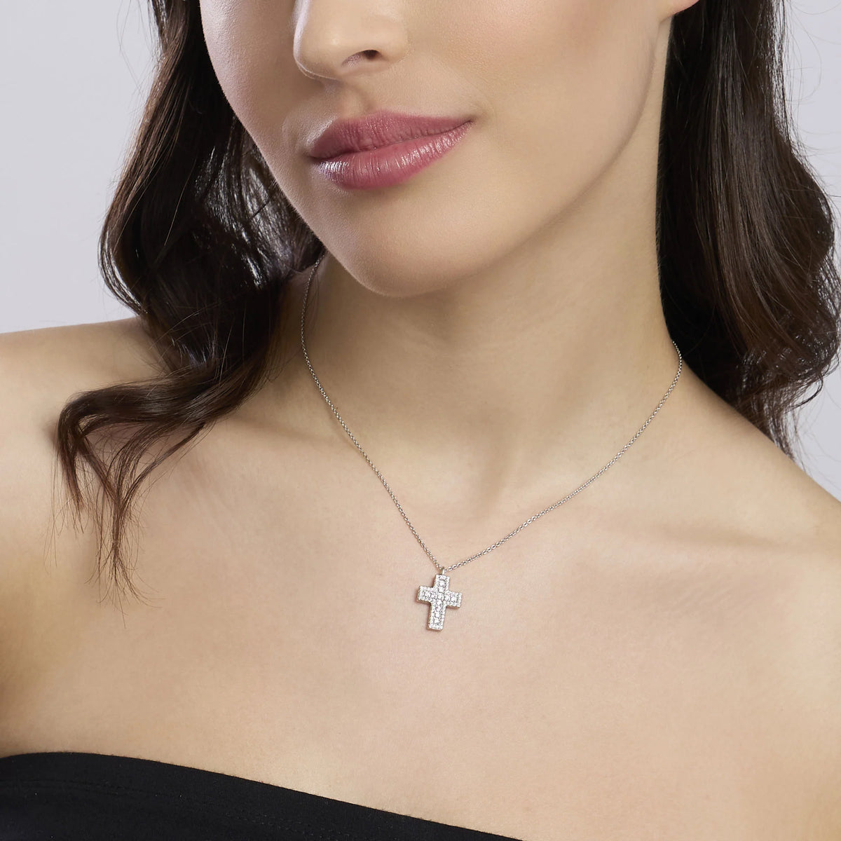 Girocollo in argento con croce in zirconi bianchi
SAVE THE QUEEN 553835