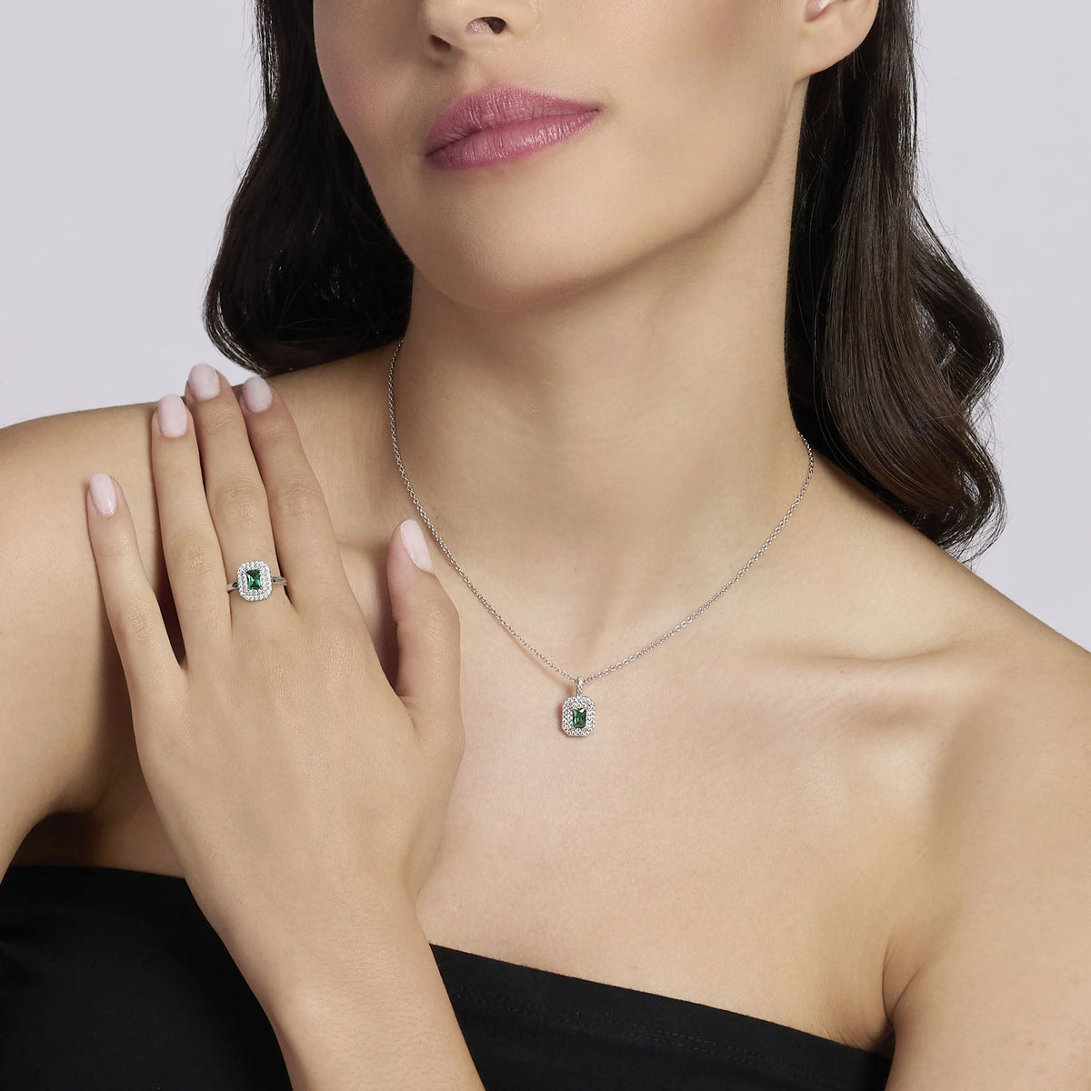 Girocollo in argento con smeraldo sintetico e zirconi
VITTORIA 553845