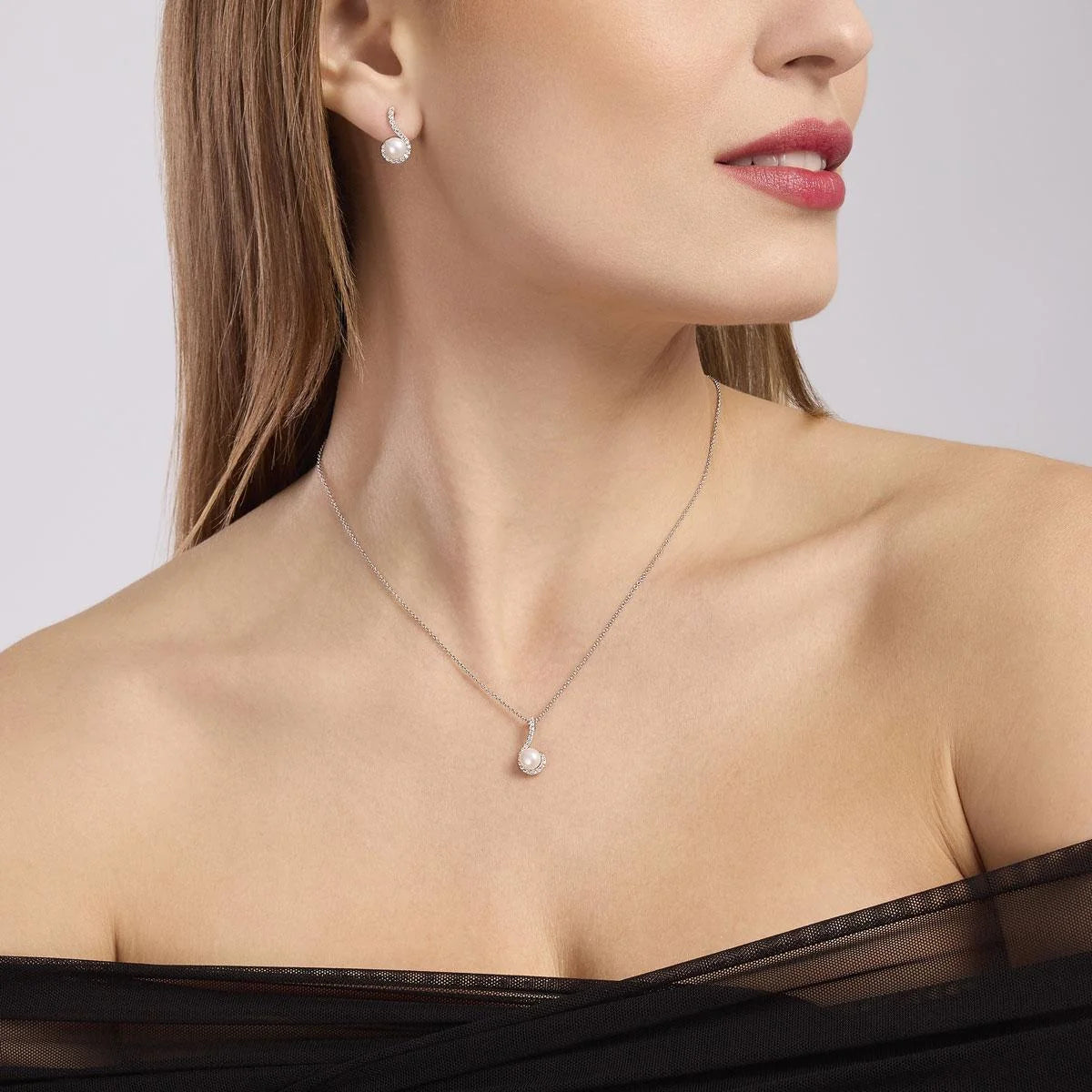 Girocollo in argento con amo e perla coltivata
SINFONIA 553701
