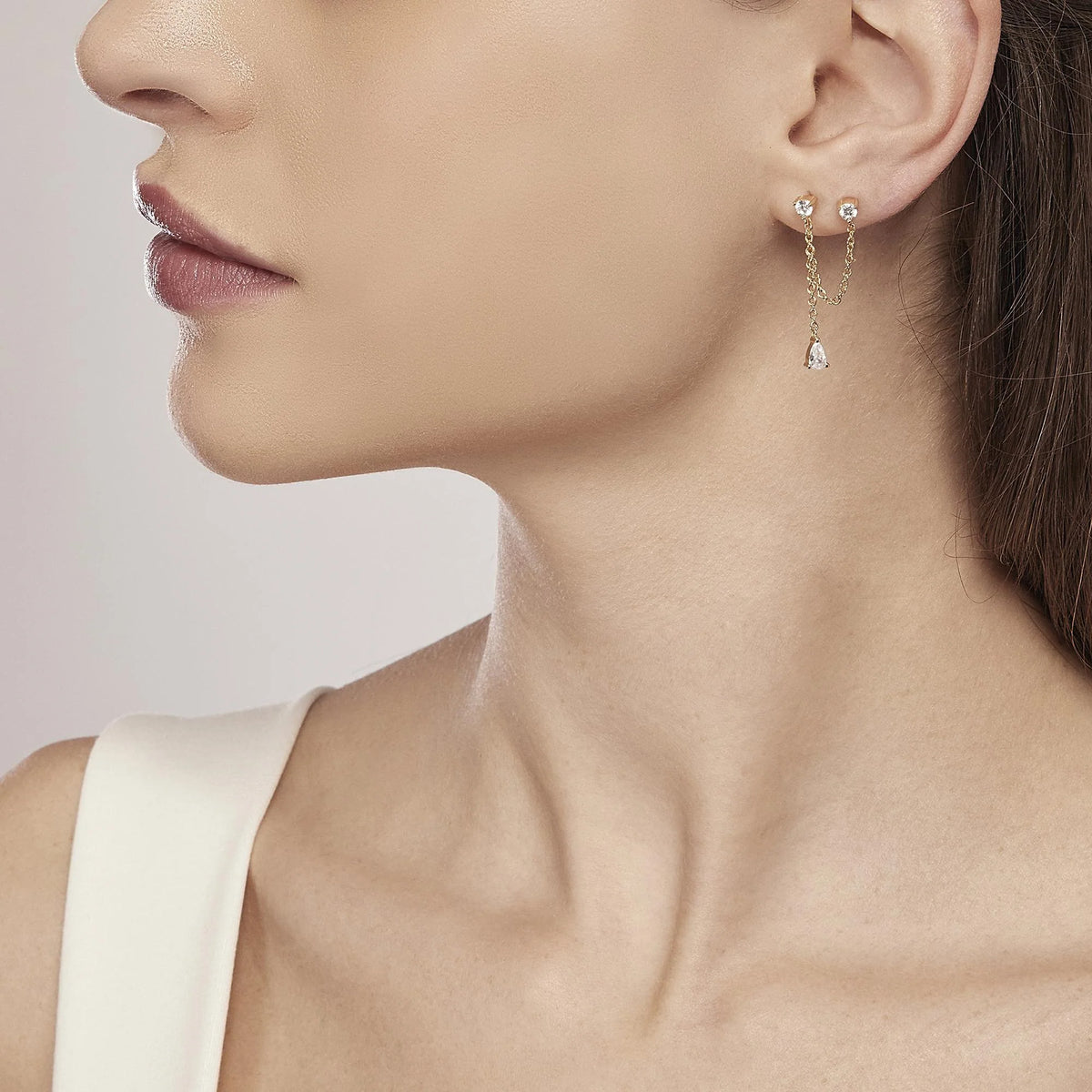 Orecchino a catena dorato con due fori e zirconi
HYPER GLAM 563495