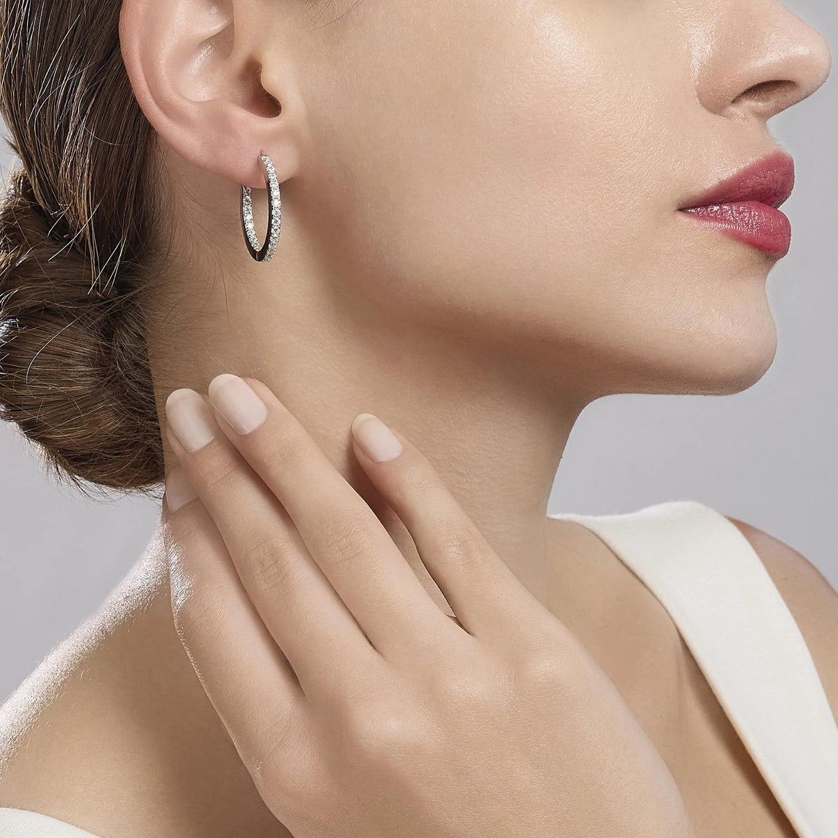 Orecchini a cerchio in argento con zirconi
UPPER 563138