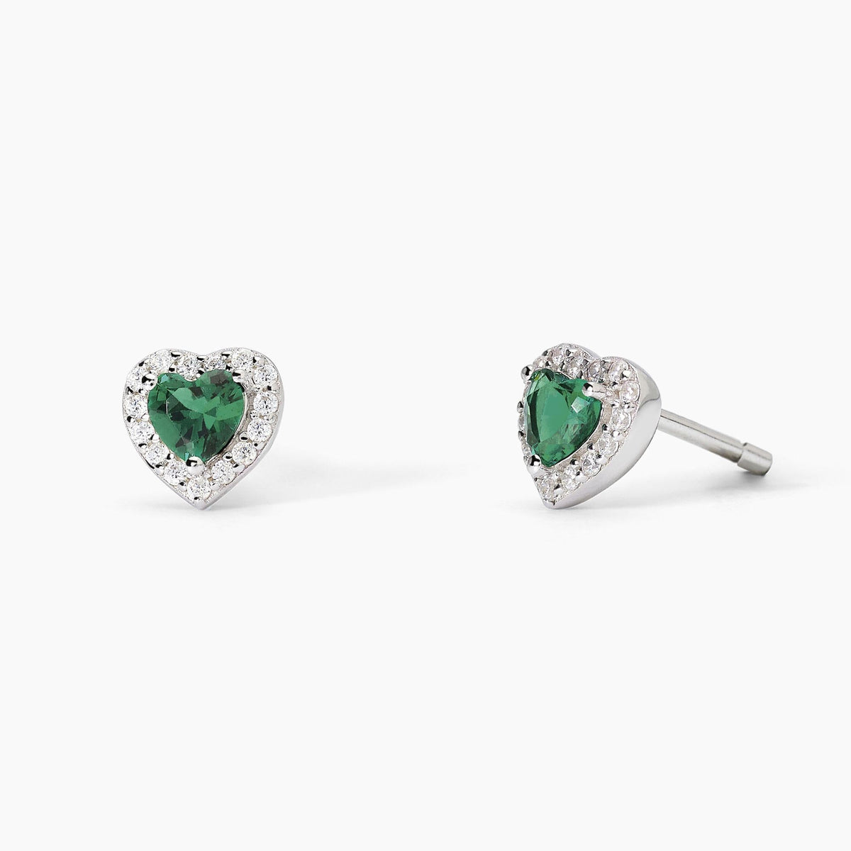 Orecchini in argento con smeraldi sintetici taglio cuore
LOVE AFFAIR
