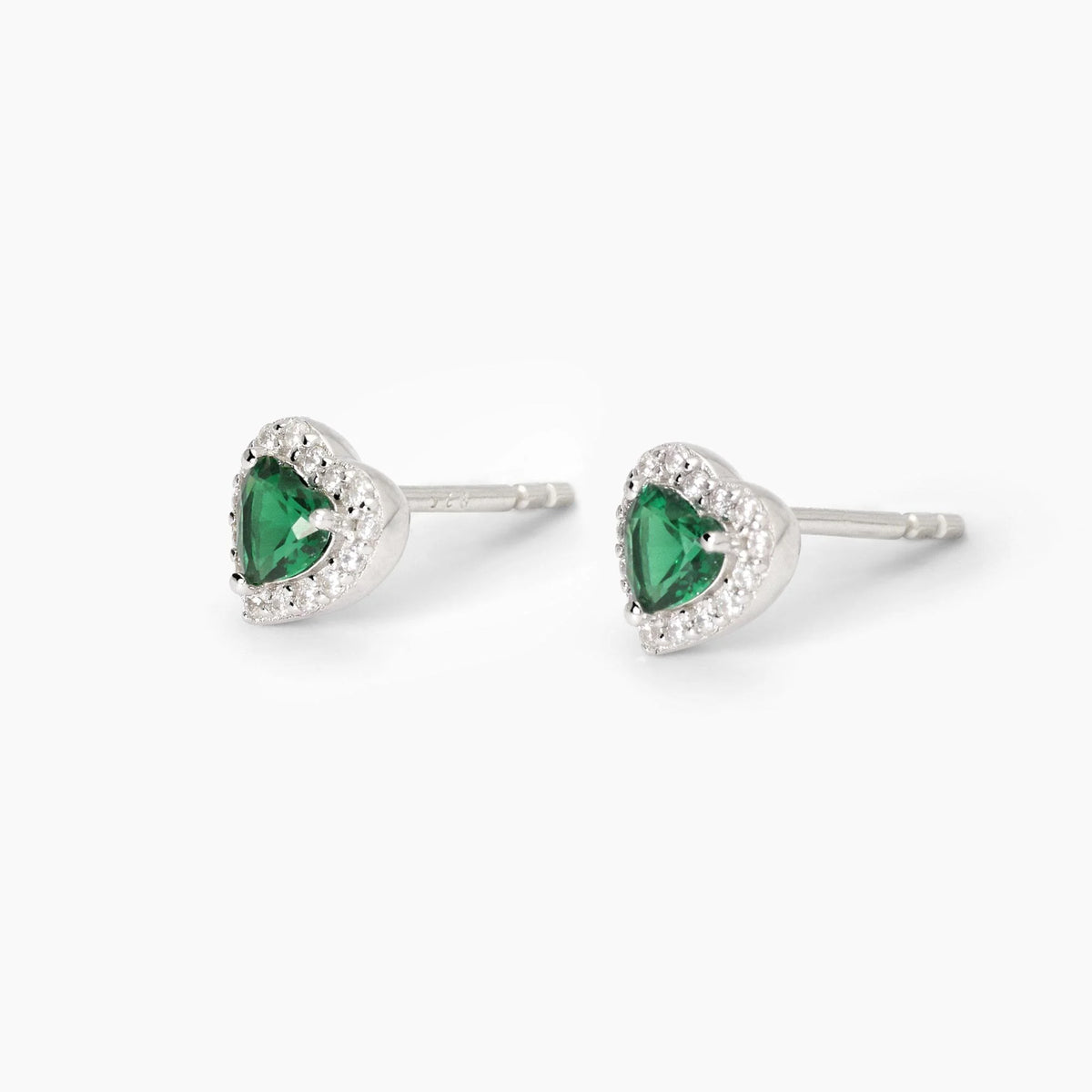 Orecchini in argento con smeraldi sintetici taglio cuore
LOVE AFFAIR