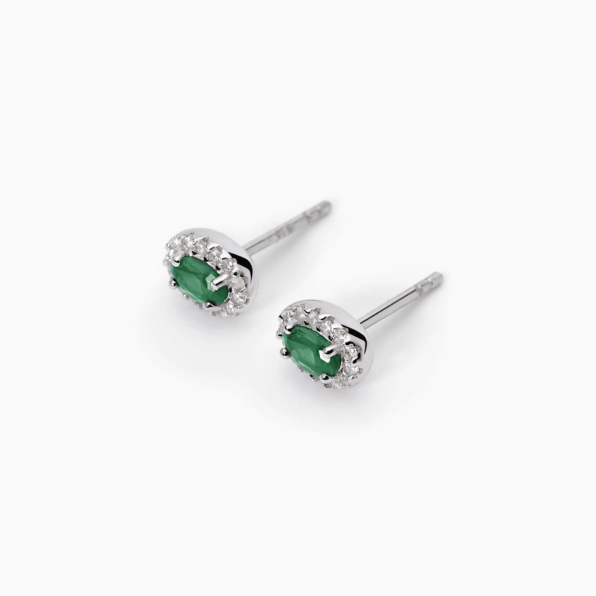 Orecchini in argento a lobo con smeraldi sintetici
COOL OR RÉTRO? 563649