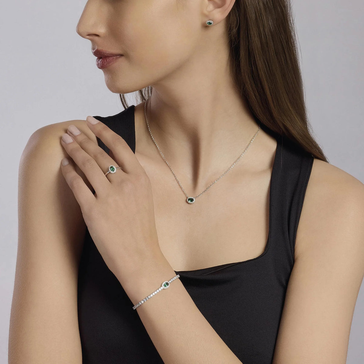 Orecchini in argento a lobo con smeraldi sintetici
COOL OR RÉTRO? 563649