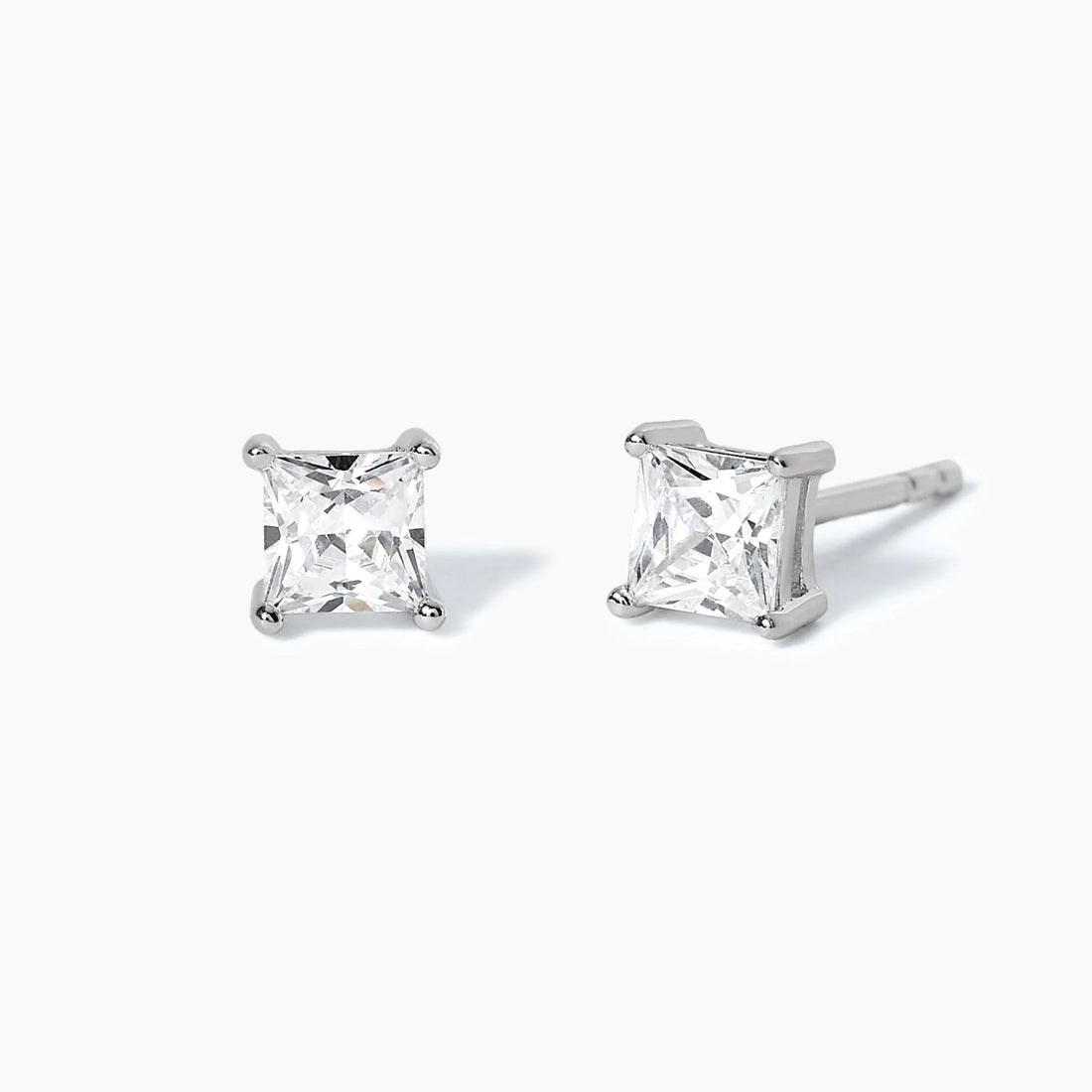Orecchini a lobo con punto luce quadrato grande
SHINY 563025