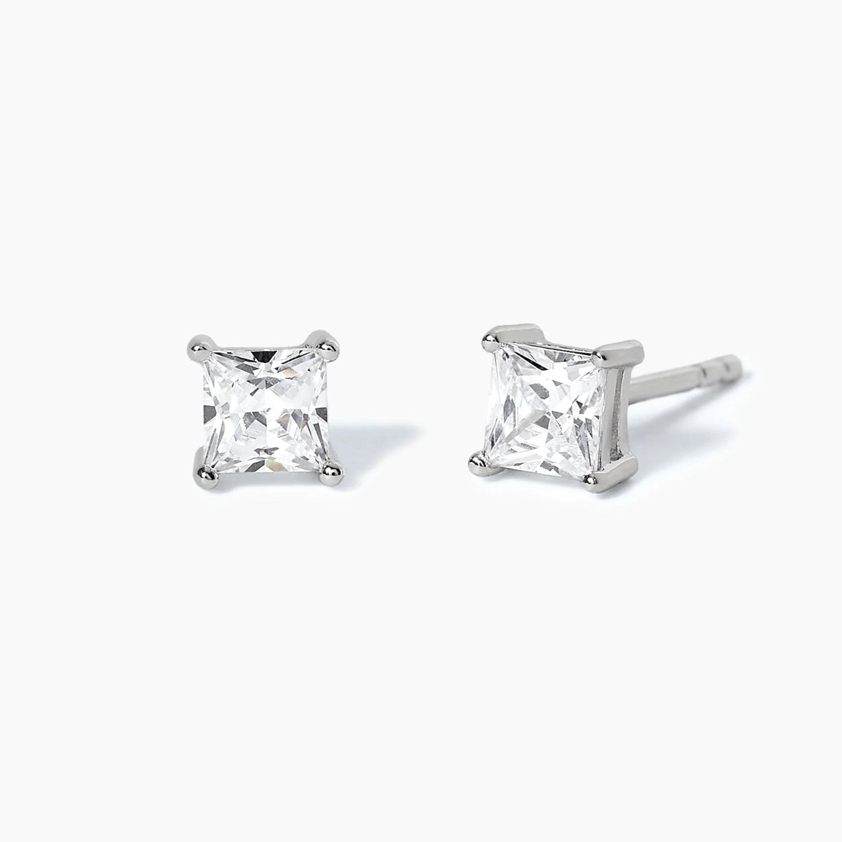 Orecchini a lobo con punto luce quadrato grande
SHINY 563025